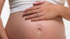 क्या गर्भधारण के बाद मेरे पेट में ऐंठन और दर्द महसूस हो सकता है?
