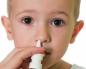 बहती नाक वाले बच्चे की नाक में क्या डालें: दवाएँ और लोक उपचार