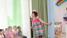 चुकोवस्की की परियों की कहानियों पर आधारित एक पूर्वस्कूली शैक्षणिक संस्थान के तैयारी समूह में संगीत उत्सव