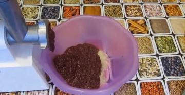 پنکیک کبد از جگر مرغ و گوشت گاو برای کودکان: دستور العمل هایی با سمولینا، هویج و پیاز